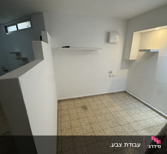 חדר ריק עם קירות לבנים ורצפת אריחים